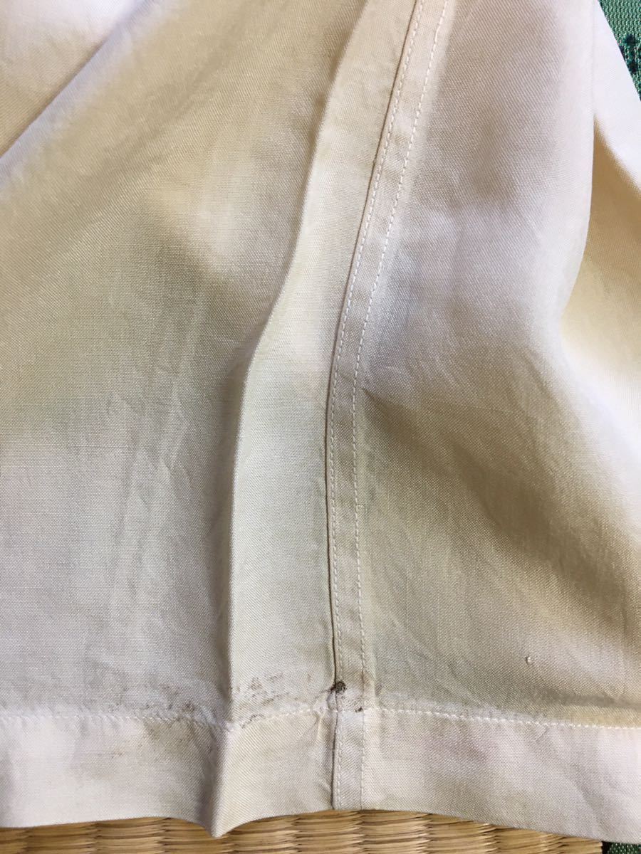 ビンテージ ハワイアンシャツ WATUMULL’S ワットムルス サイズS程度 クリーム色_右下裾付近に穴イタミヨゴレあり