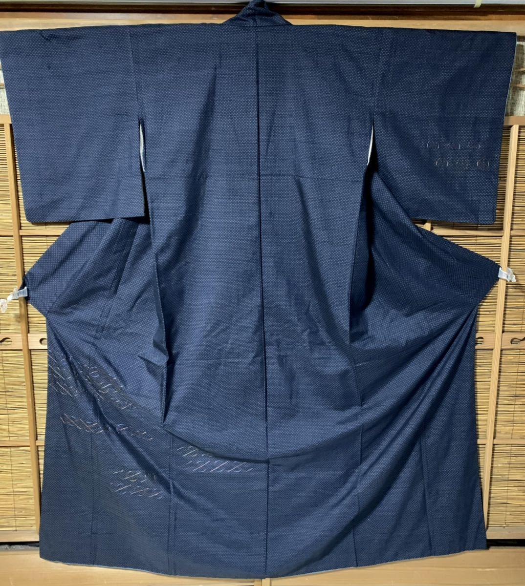 紬着物 正絹紬織地 濃い藍の十字絣地に幾何学模様の刺繍柄 K142