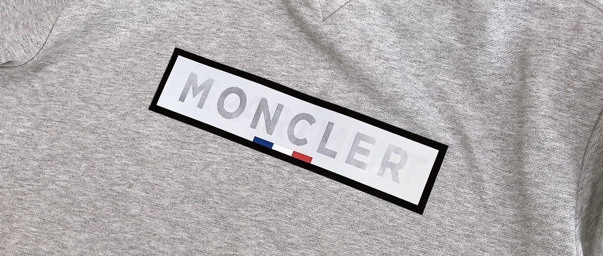 未使用!MONCLERモンクレール ロゴ入り エンブレム付きパーカー