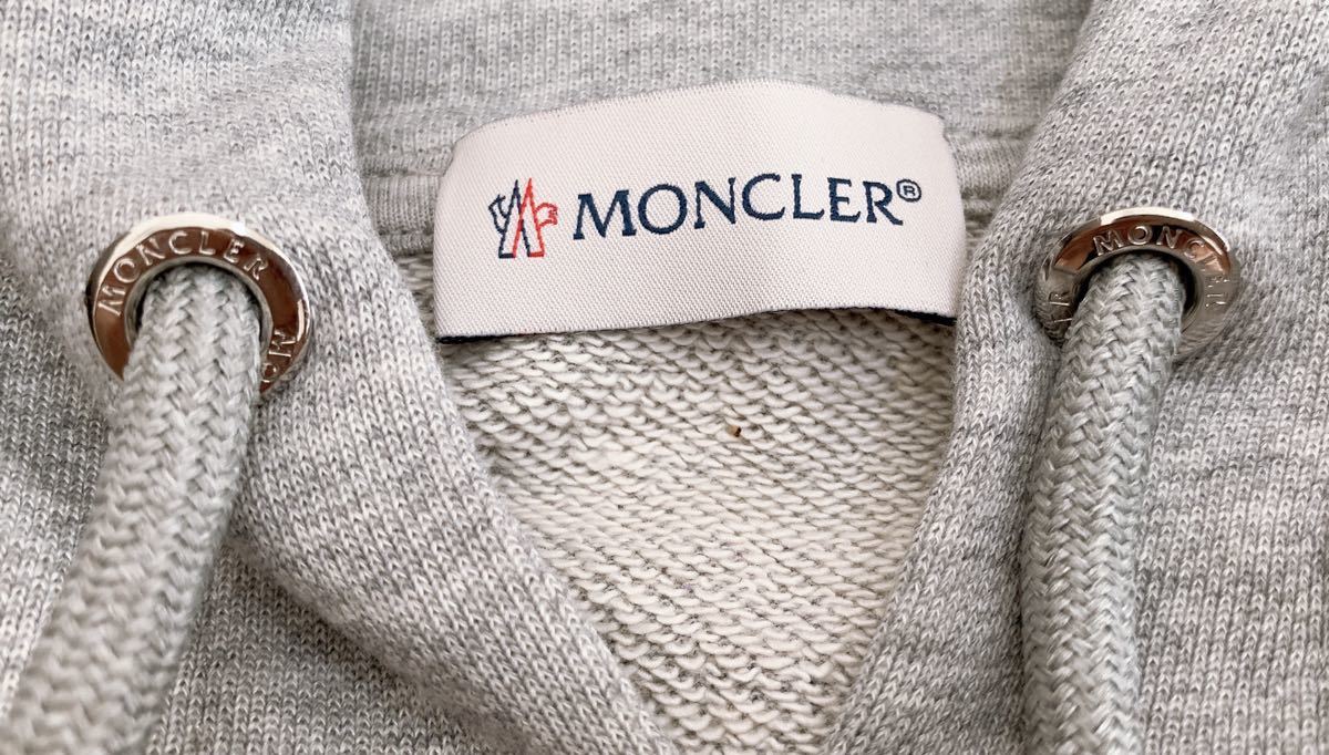 未使用!MONCLERモンクレール ロゴ入り エンブレム付きパーカー