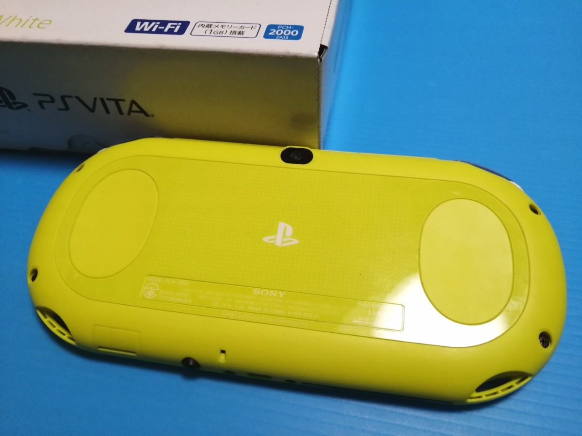 SONY PS Vita PCH-2000 Wi-Fiモデル 本体　+　メモリーカード8GB　+　メタルギアソリッドHD 他3本