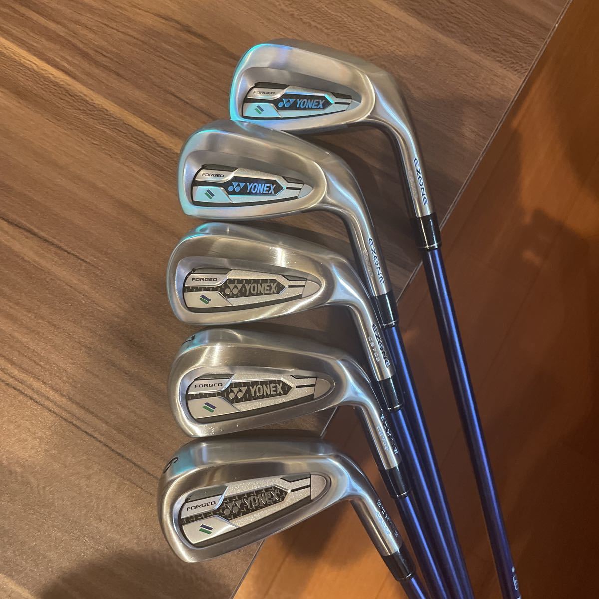 柔らかな質感の ヨネックス YONEX '21 イーゾーン CB702 フォージド
