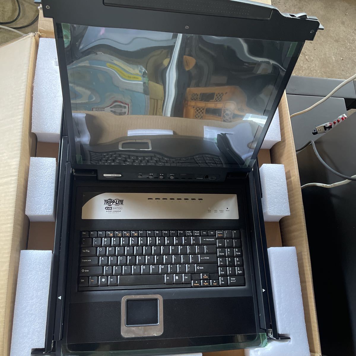 人気新品入荷 17インチ LCD NetDirectorコンソールKVMスイッチwith Lite 【G-6】Tripp KVMスイッチ B020-008-17 8ポート その他 人気新品入荷 17インチ LCD NetDirectorコンソールKVMスイッチwith Lite 【G-6】Tripp KVMスイッチ B020-008-17 8ポート その他