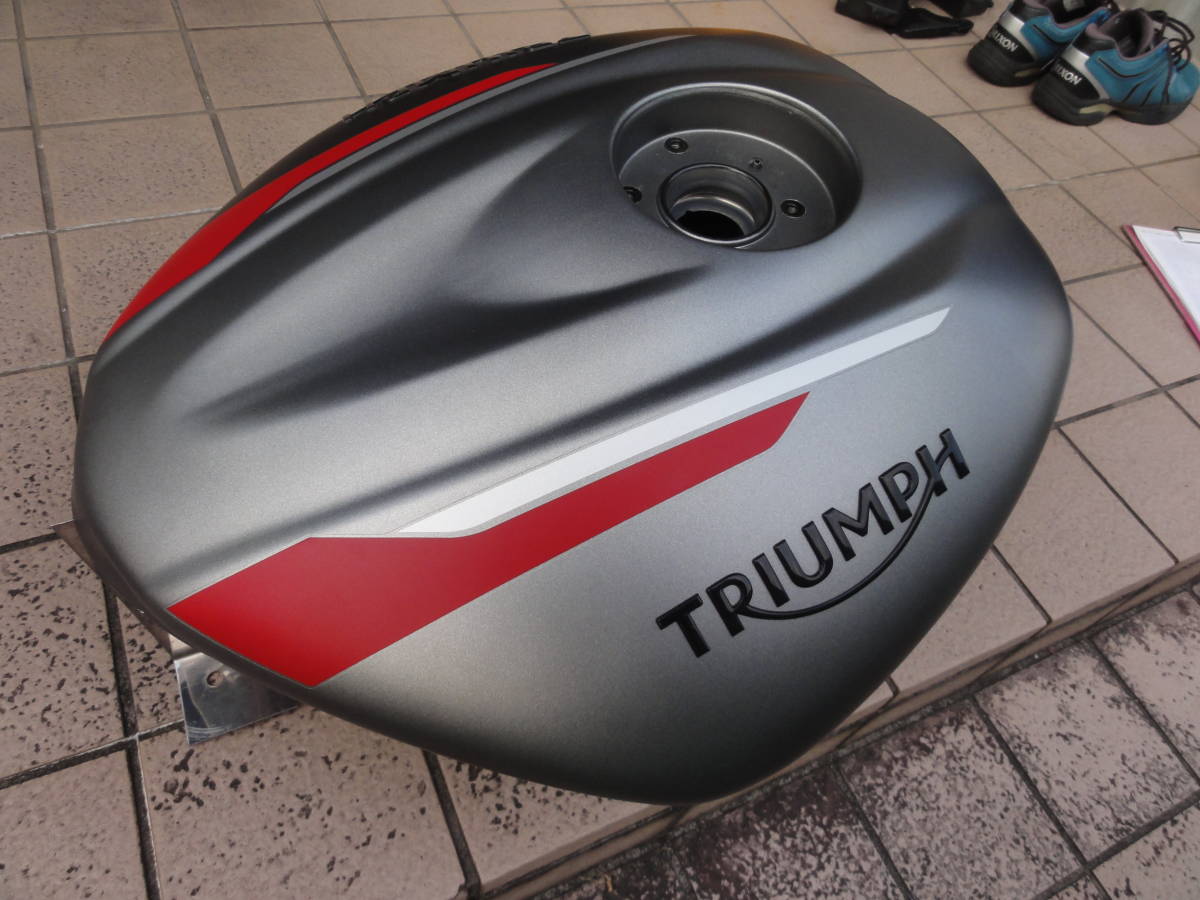 トライアンフ TRIUMPH 純正ガソリンタンク フューエルタンク 燃料タンク★美品★722実160 _画像2