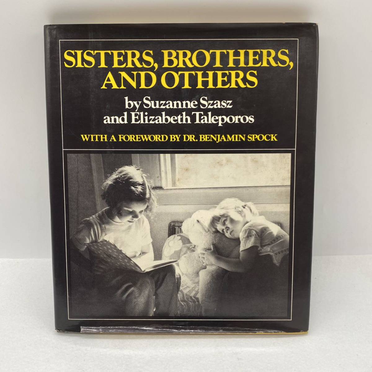 Sisters Brothers and Others Suzanne Szasz Elizabeth Taleporos 洋書 写真 古本 本_画像1