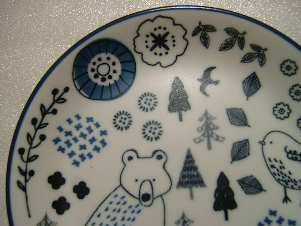 イラスト小皿　直径11.5×1.8cm　くま、鳥、お花、木　白×紺　プレート　_画像3