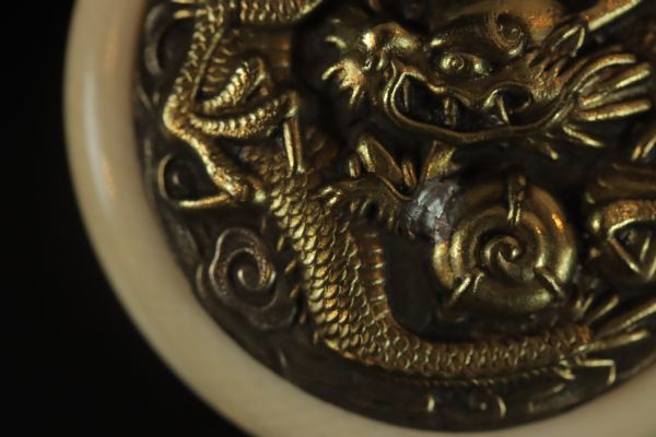 AUGK023 大型牙彫金工鏡蓋雲龍図根付 饅頭根付 銀製金具 提げ物 印籠