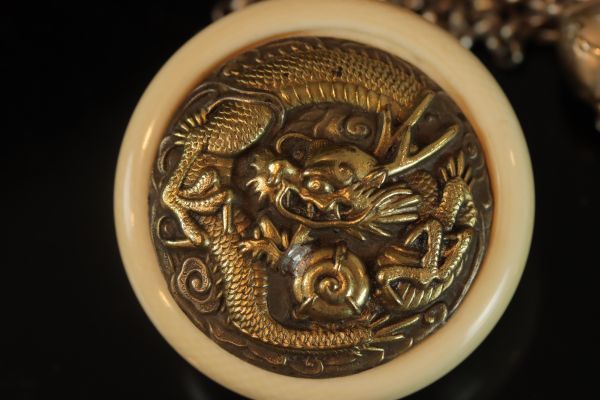 AUGK023 大型牙彫金工鏡蓋雲龍図根付 饅頭根付 銀製金具 提げ物 印籠