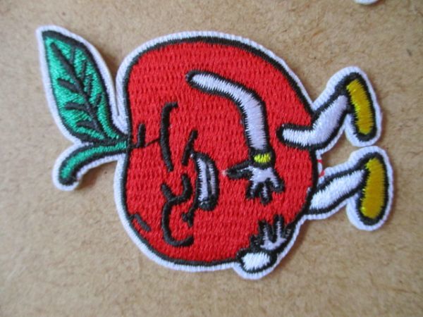【2枚セット】リンゴ キャラクター ワッペン/ポップappleりんご林檎USAパッチ刺繍かわいいPATCHESアップリケ S74_画像2
