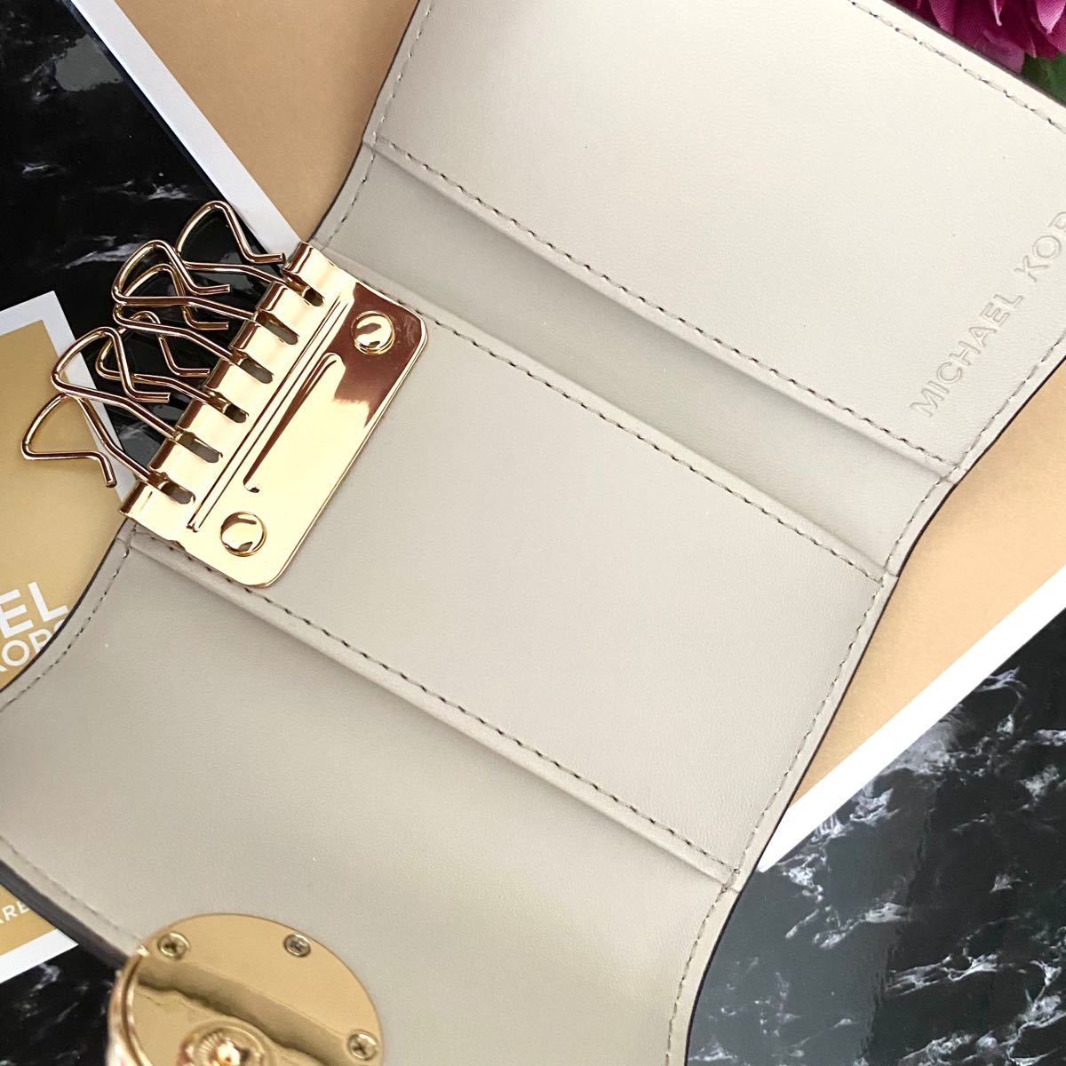 新品 MICHAEL KORS マイケルコース キーケース ライトベージュ datum.az