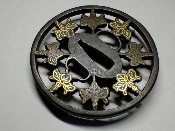 刀装具 #2439】 (鍔) 無銘 桐家紋図透かし 鉄地大鍔 長径:約8.4cm