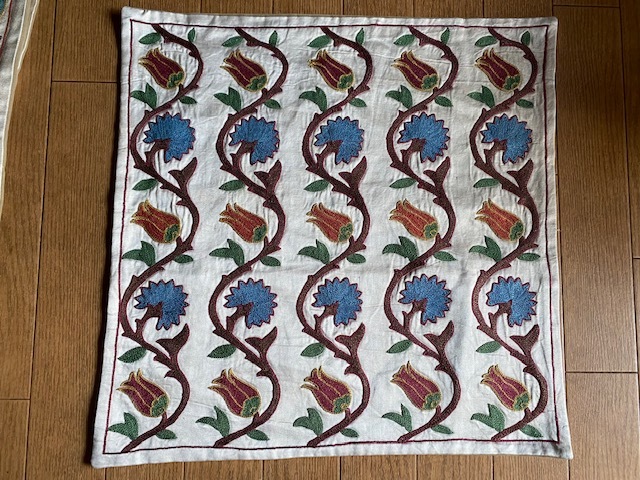 ウズベキスタンの総シルクの刺繍スザニ刺繍のクッションカバー