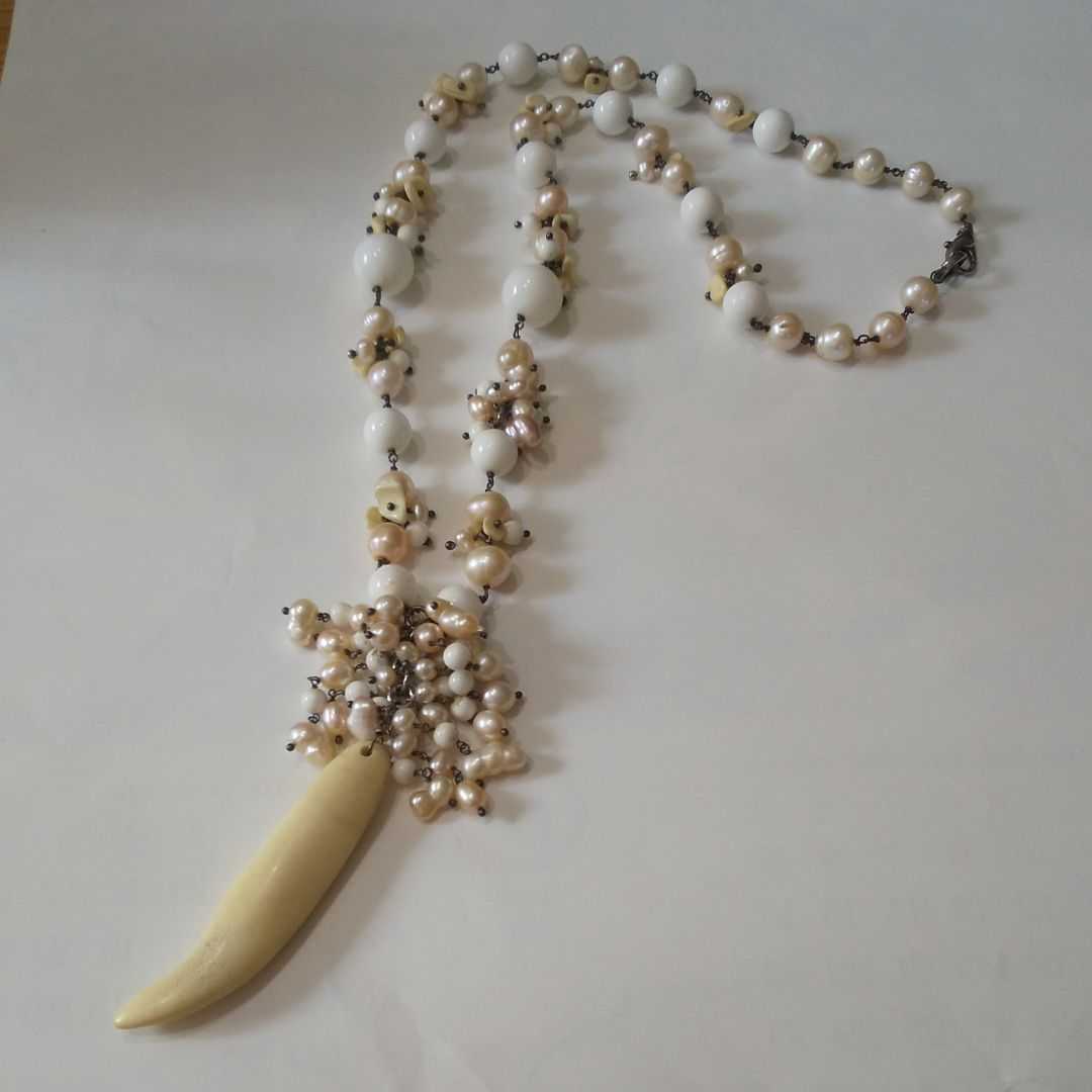 絶妙なデザイン 本物パール、マーブル、ボーンのロングネックレス 淡水真珠