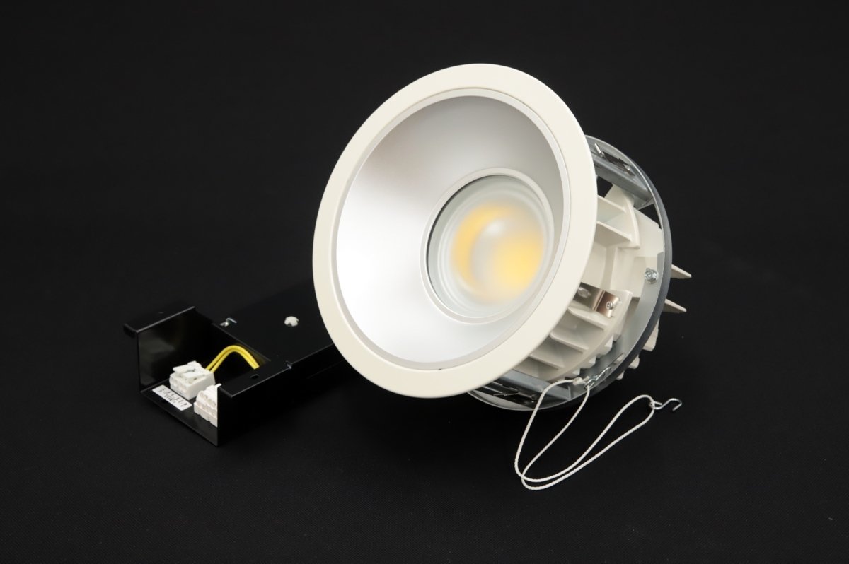 B4D QA020101 新品 東芝 LED 照明器具 ＬＥＤ一体形ダウンライト 調光 温白色 広角タイプ LEDD-95021MWW-LD9 100V-242V 50/60Hz m_画像1