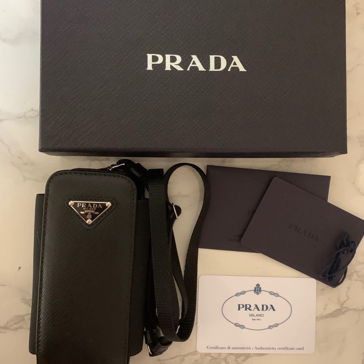 【新品未使用】PRADA プラダ　ネックストラップ付スマホケース　iPhone スマホカバー　黒 ブラック サフィアーノ
