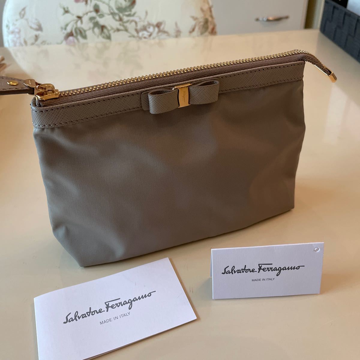 Salvatore Ferragamo フェラガモ ヴァラリボン AU-22 B060 ポーチ