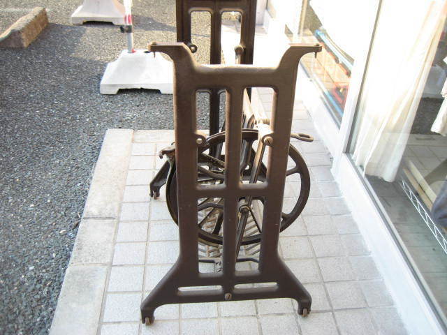  Hamamatsu city exhibition MITSUBISHI Mitsubishi iron legs stepping sewing machine for antique retro tea Brown 