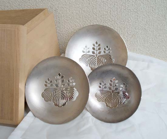 * original silver silver cup 3 piece set gross weight 389g structure . department made inside . total . large . stamp tree box attaching sake cup sake cup and bottle Sapporo city Toyohiraku 