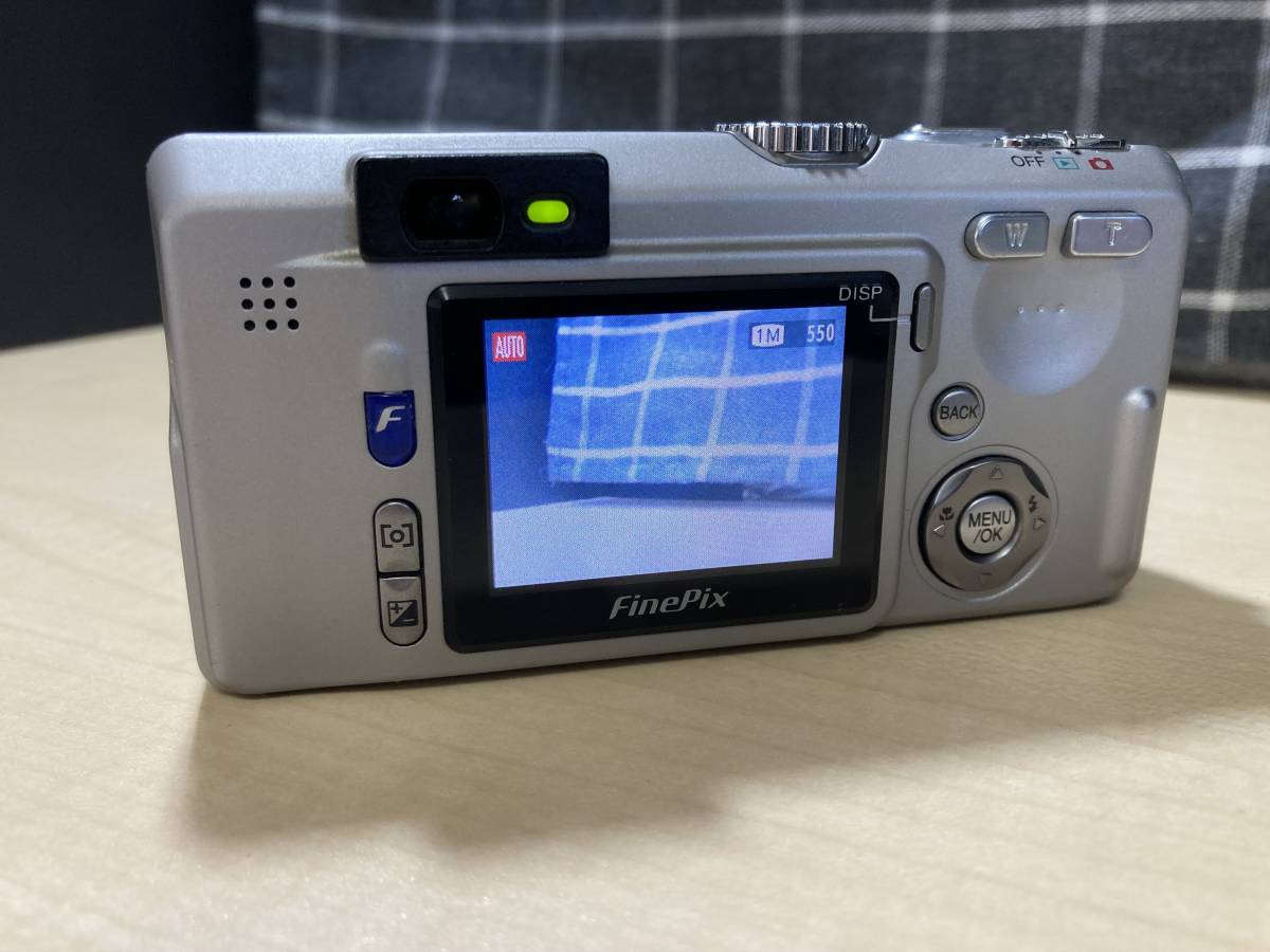 デジカメ FUJIFILM FinePix F700 - 富士フィルム コンパクトデジタルカメラ（8/7動作確認済）本体+クレードル+予備バッテリ+xDカード 他 _画像3