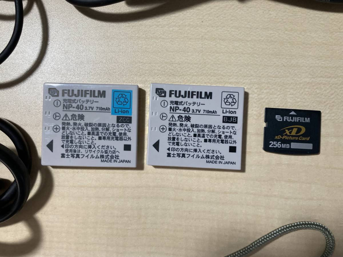 デジカメ FUJIFILM FinePix F700 - 富士フィルム コンパクトデジタルカメラ（8/7動作確認済）本体+クレードル+予備バッテリ+xDカード 他 _画像10