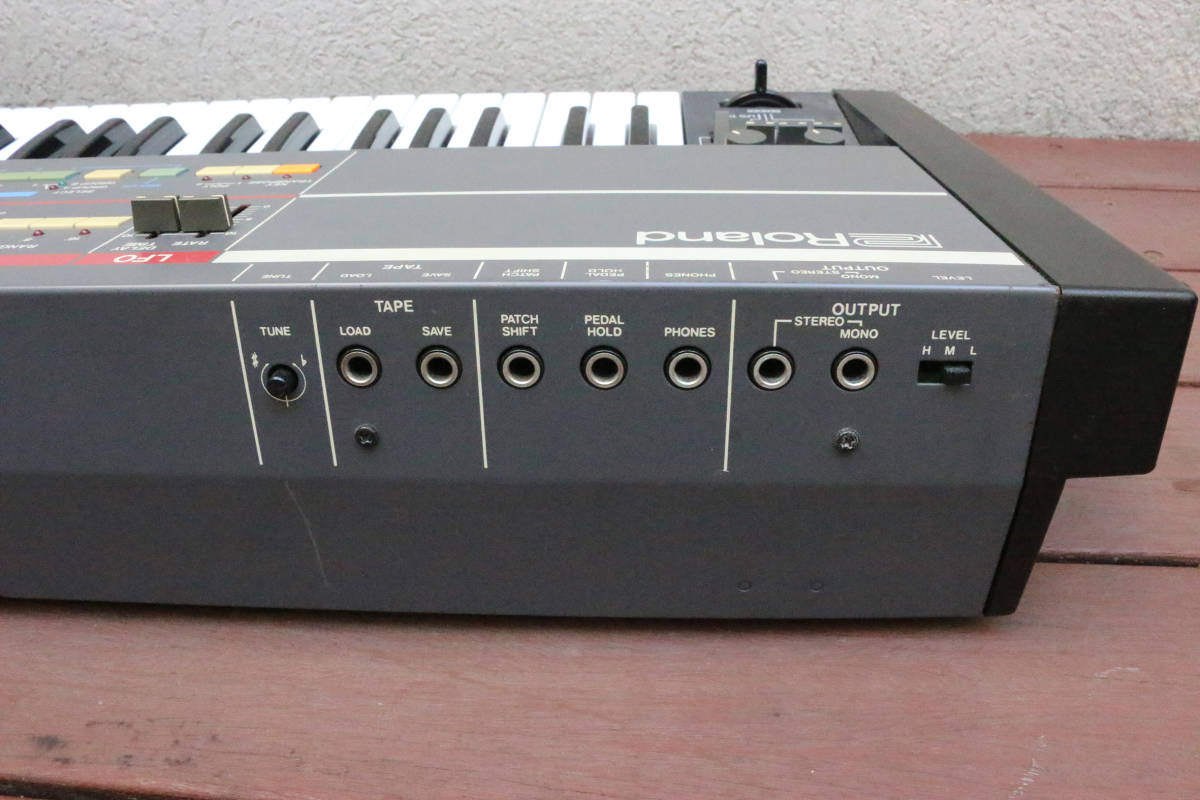 ROLAND JUNO-106 ハードケース付き ※ジャンク品 ROLAND JUNO-106 ハードケース付き ※ジャンク品