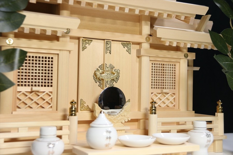 神棚セット 三社 格子の扉に金文字の陶器 神具付 桧製