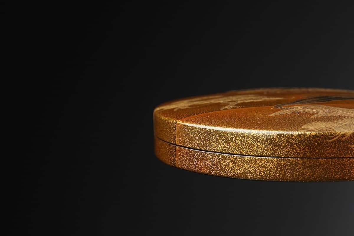 US001 【塗師 川瀬表完 作】黒漆塗 波に老松金蒔絵平香合 外径7.4cm 重30g 共箱附・波に松蒔絵香盒・蒔絵蓋物 茶道具_商品詳細もご覧ください