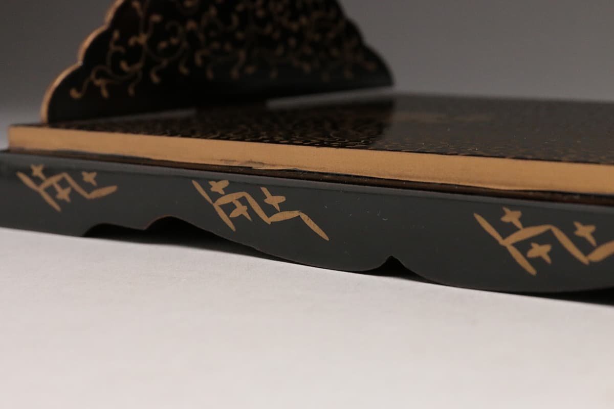 ZL074 【三越製】雛道具 黒漆塗 牡丹唐草金蒔絵「台子(茶棚) 茶道具