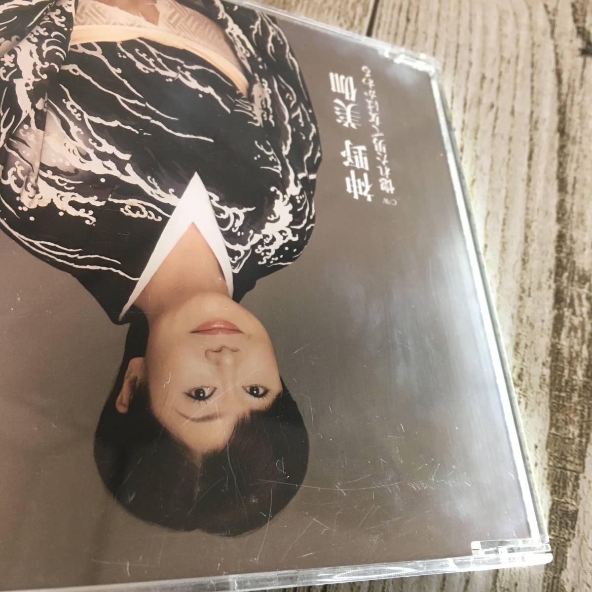 SCD04-79 「中古CD」 シングルCD　神野美伽　/　おんなの波止場　●　ｃ/ｗ 惚れた男で女はかわる_ケーススレ傷あり。