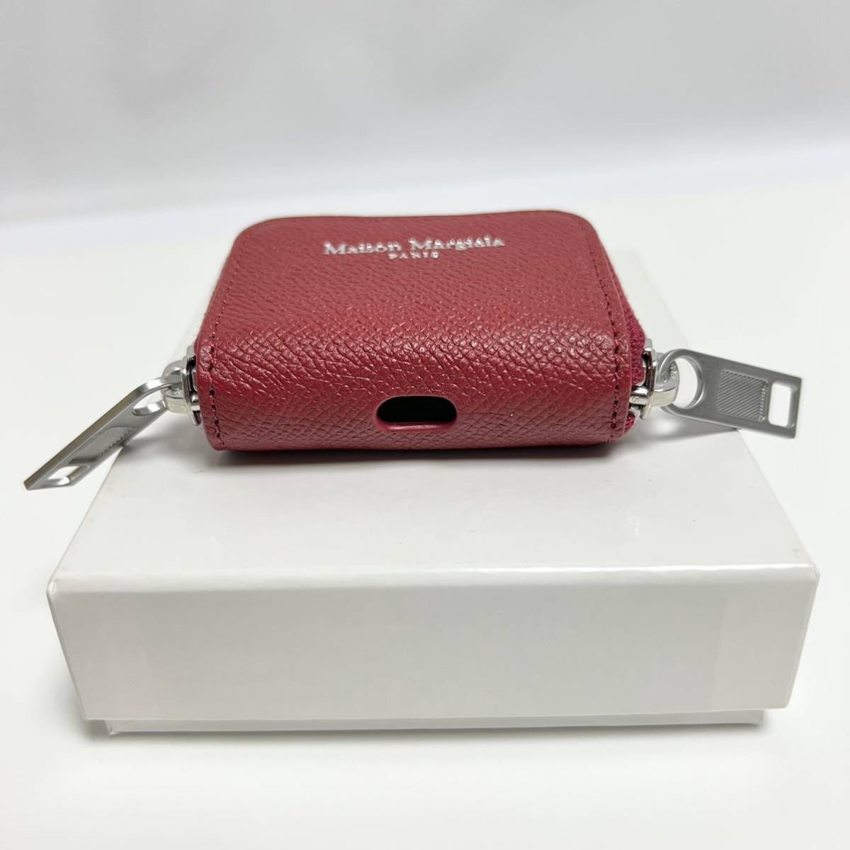 新品 メゾンマルジェラ AIRPODS PRO ロゴ レザー ケース 赤 新品 メゾンマルジェラ AIRPODS PRO ロゴ レザー ケース 赤