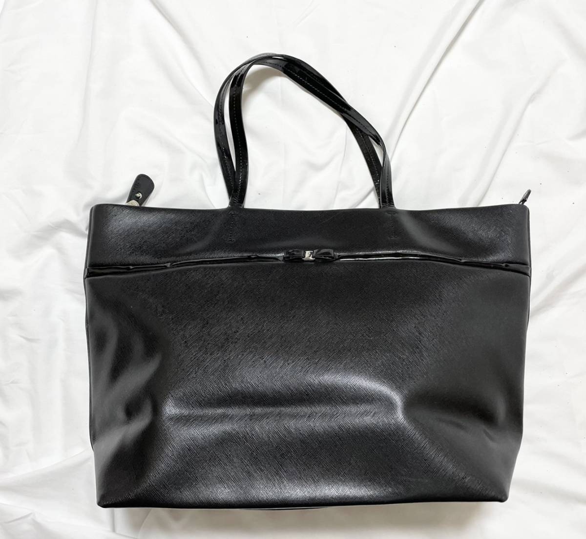 55%以上節約 イタリア製 Salvatore 黒 ブラック Ferragamo ヴェラリボン レザー ハンドバッグ トートバッグ かばん、バッグ 55%以上節約 イタリア製 Salvatore 黒 ブラック Ferragamo ヴェラリボン レザー ハンドバッグ トートバッグ かばん、バッグ