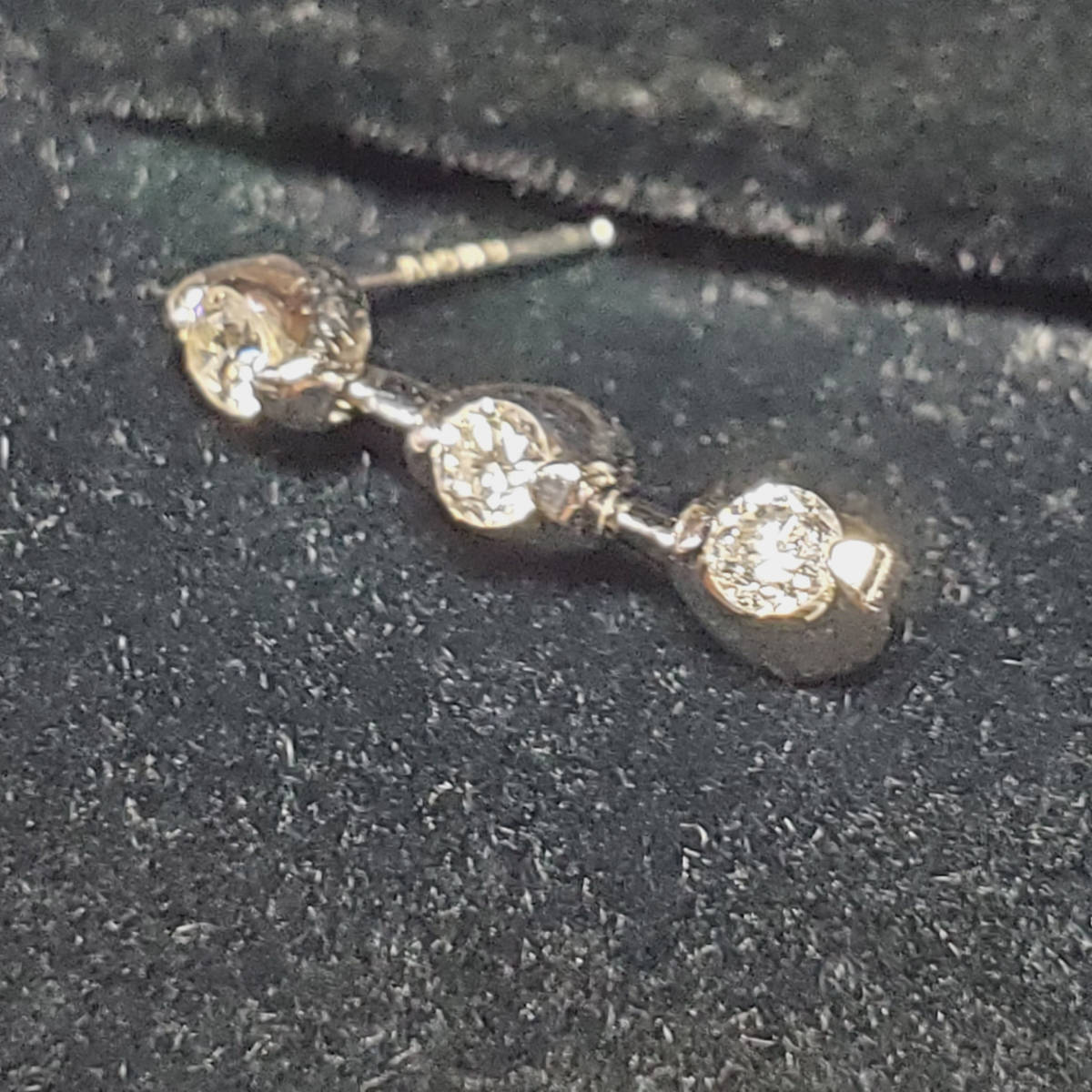 大人女性の ホワイトゴールド K18WG 3Pダイア ピアス 0.4ct 約2ｇ 金 3