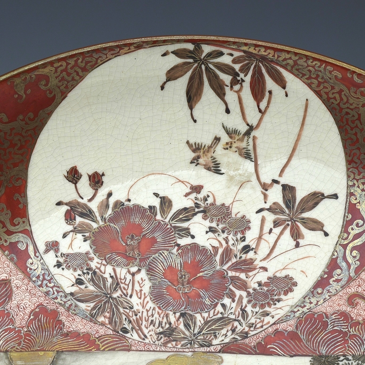[. приятный ] занавес конец ~ Meiji времена Kutani красный . золотая краска цветы и птицы . лошадь сверху персона map маленький . мелкий рисунок украшение тарелка диаметр 31cm W1721