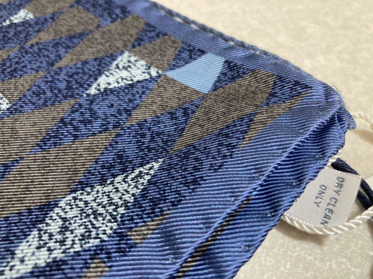 新品　ジエレ(伊)　ポケットチーフ　肉厚シルク極上素材　ブルー系　４１ｃｍ四方　定価１万円_画像2