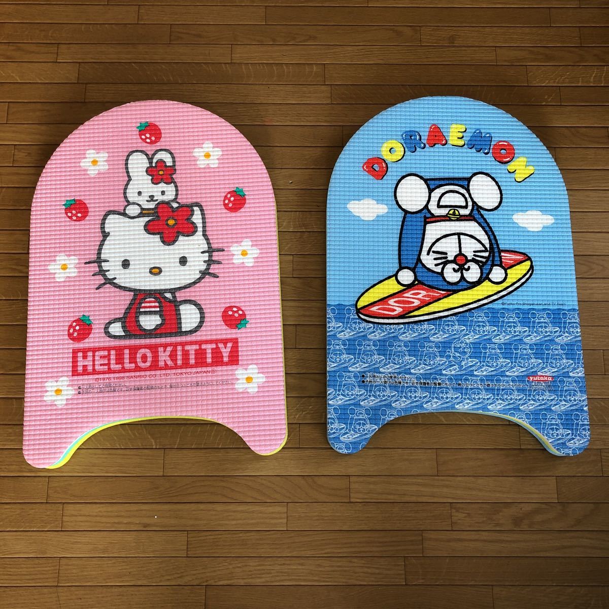 ビートバン　子供用2枚セット　45×30センチ　ドラえもん　ハローキティ　かなり美品　プール　海　川　遊びに_画像1