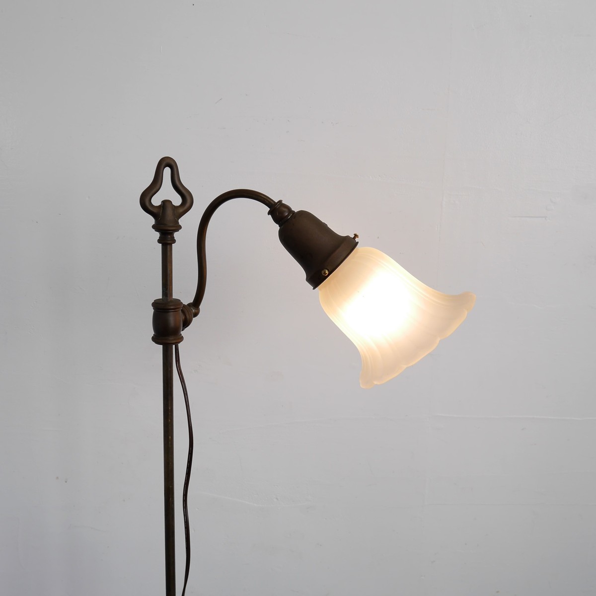 【日本製】 #4285　アメリカ　1920s-30s　フロアランプ　アンティーク照明　フロストガラスシェード　スタンドライト　間接照明 照明