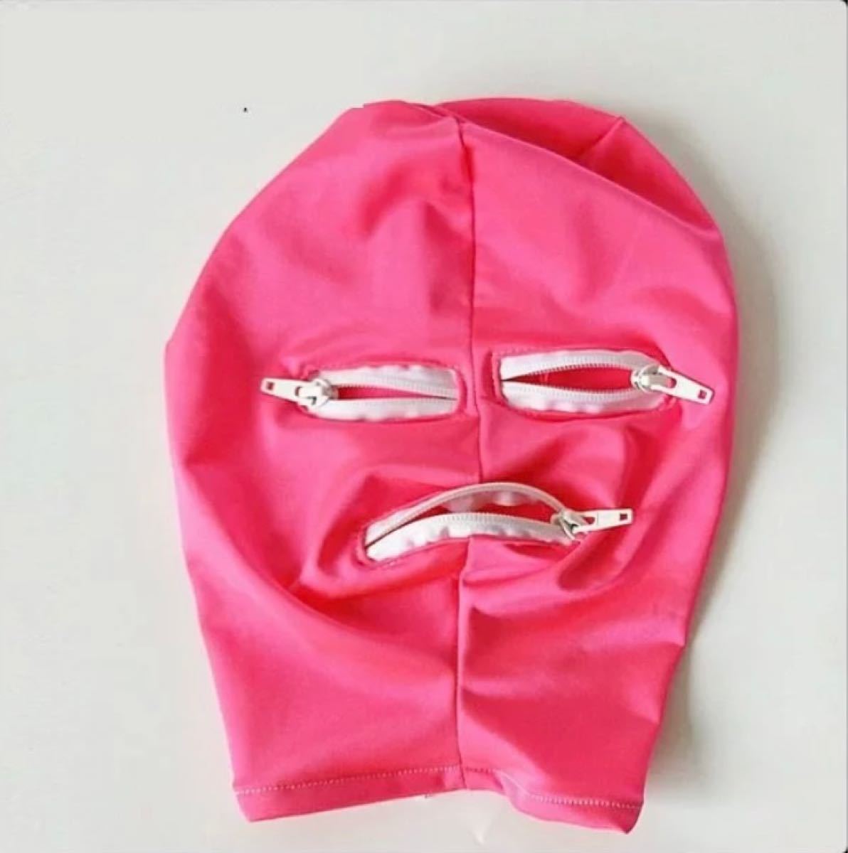 珍しいピンクの全頭マスク