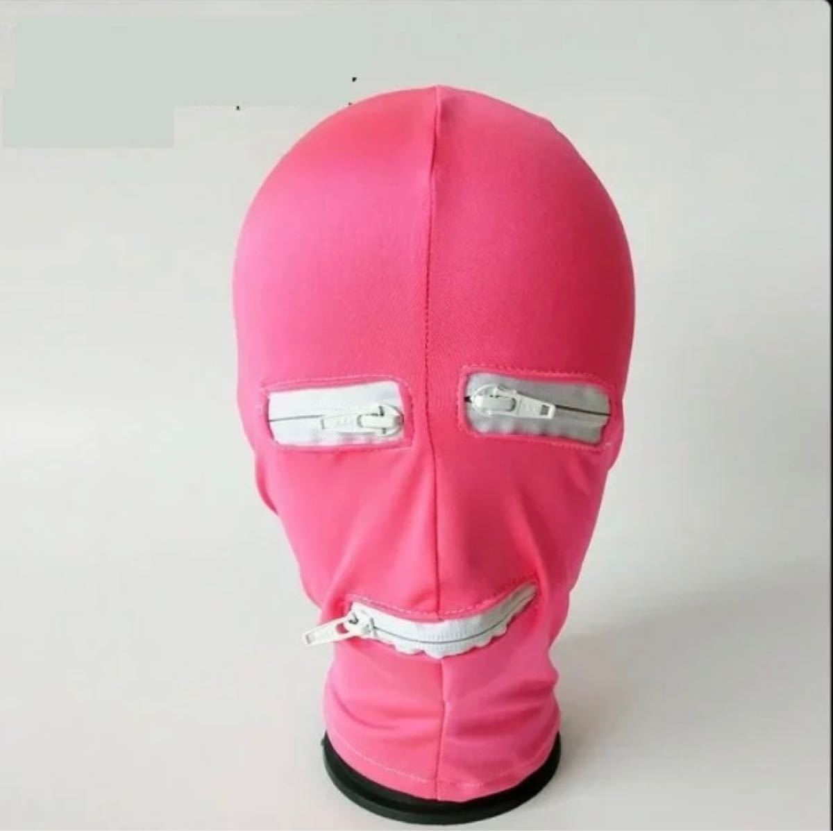 珍しいピンクの全頭マスク
