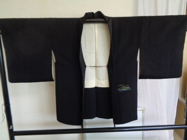 C270-80 正絹 黒絵羽織 一つ紋刺繍 山水刺繍文 羽織紐付き 昭和レトロ アンティーク