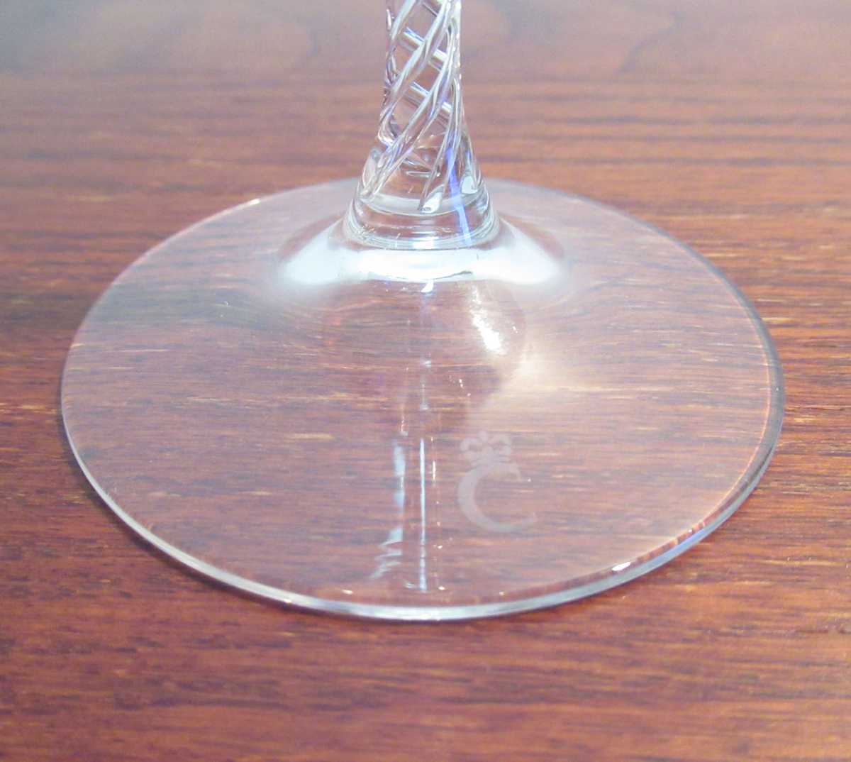 【ガラス工芸品】ワイングラス2客セット 刻印あり クリスタルガラス ステムにクロスラインのデザイン ディスプレイ用品 インテリア用品_画像5
