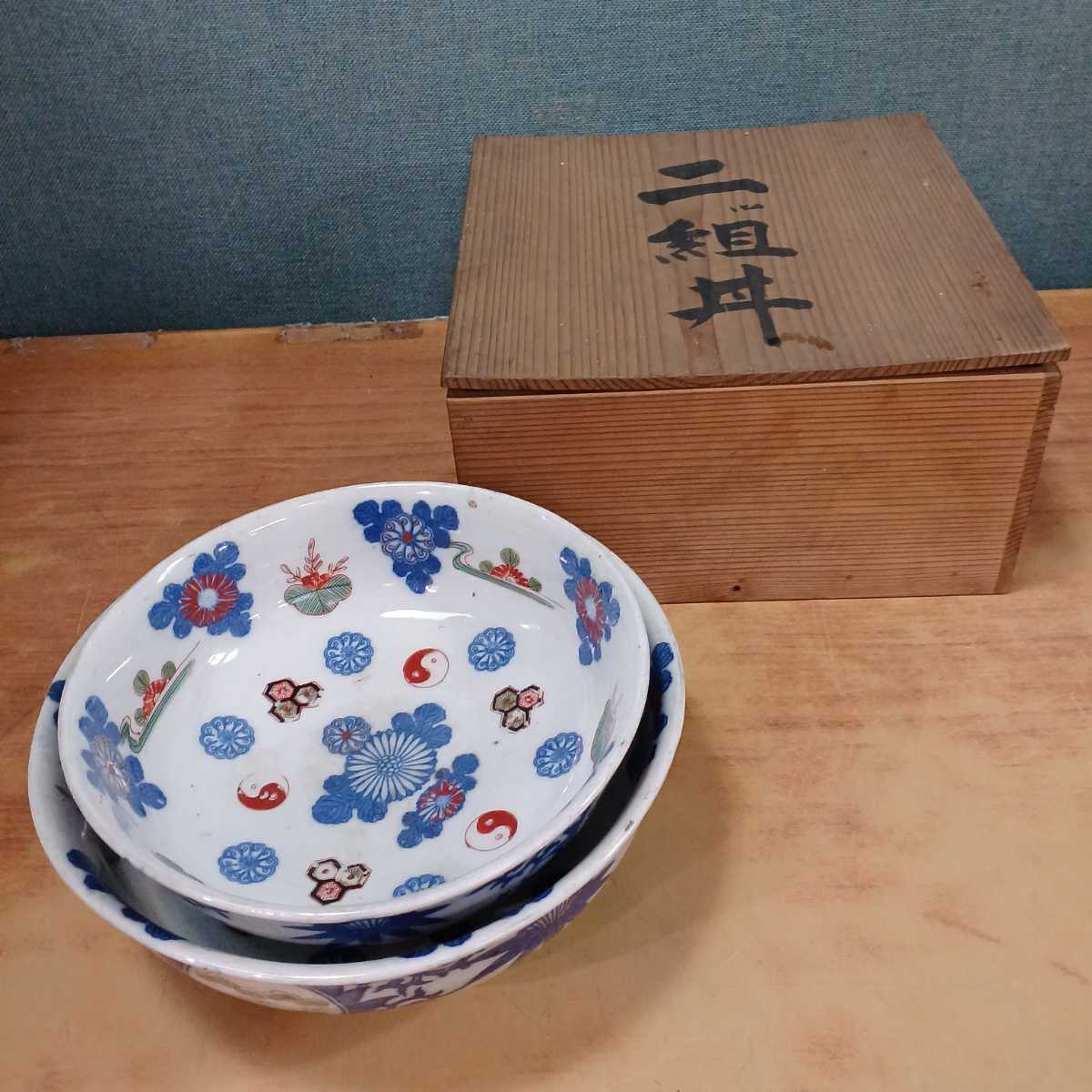 蔵出し アンティーク 二ツ組丼 古伊万里？伊万里？ 丼2点セット 陶器 古美術 色絵 大正ロマン 和食器 古民家 レトロ 長期保管品 詳細不明 _画像1