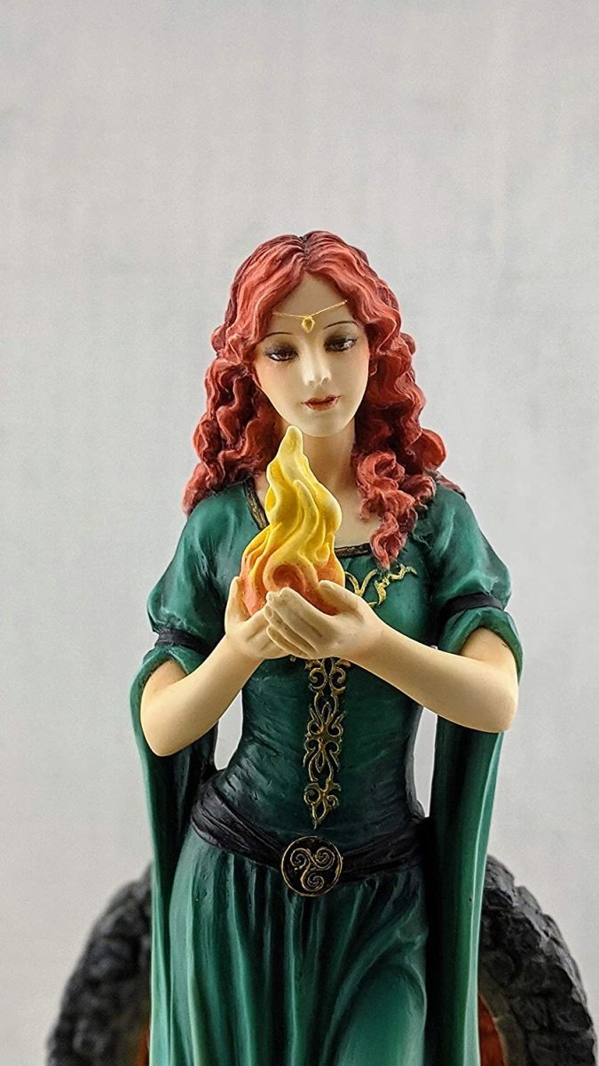 ケルト神話 聖なる炎の傍に立っている 竈と家の女神「ブリギッド」 ケルト神話 聖なる炎の傍に立っている 竈と家の女神「ブリギッド」