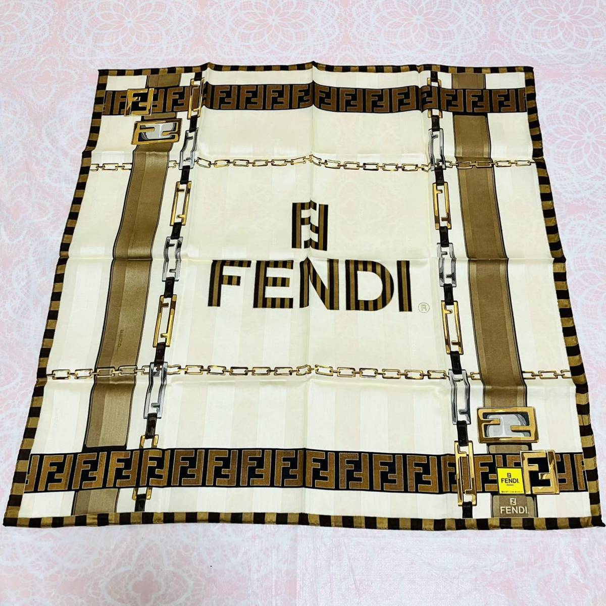 【レア柄】新品/FENDI/大判ハンカチ/正規品/フェンディ/未使用/即決/ズッカ柄/匿名発送/スカーフ/58cm/ストール/綿100％/廃盤品/茶色/412_画像2