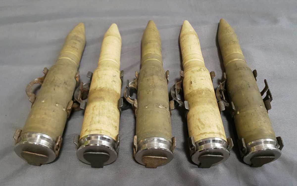 米軍放出品 20mm 機関砲 ダミー 模擬弾 ベルトリンク付き 5発セット_画像1