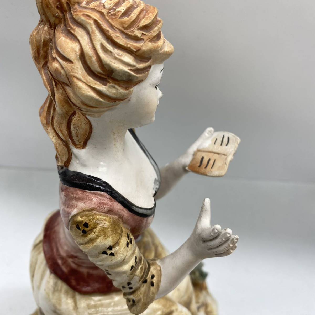 カポディモンテ 陶器 人形 陶人形 フィギュリン 本を読む女性 カポディモンテ 陶器 人形 陶人形 フィギュリン 本を読む女性