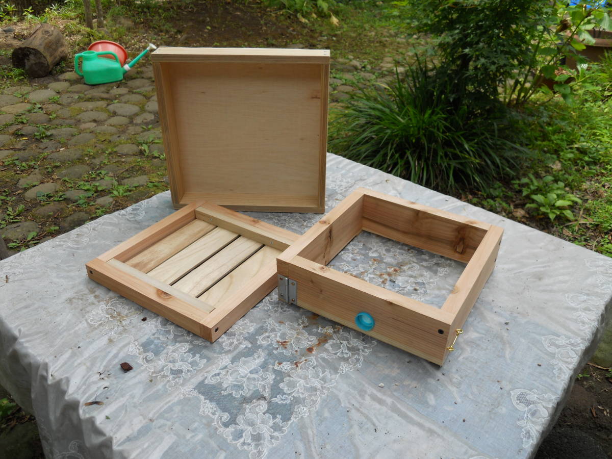 日本ミツバチ 重箱式巣箱4段箱 金網・板底2層引出し式巣箱台付