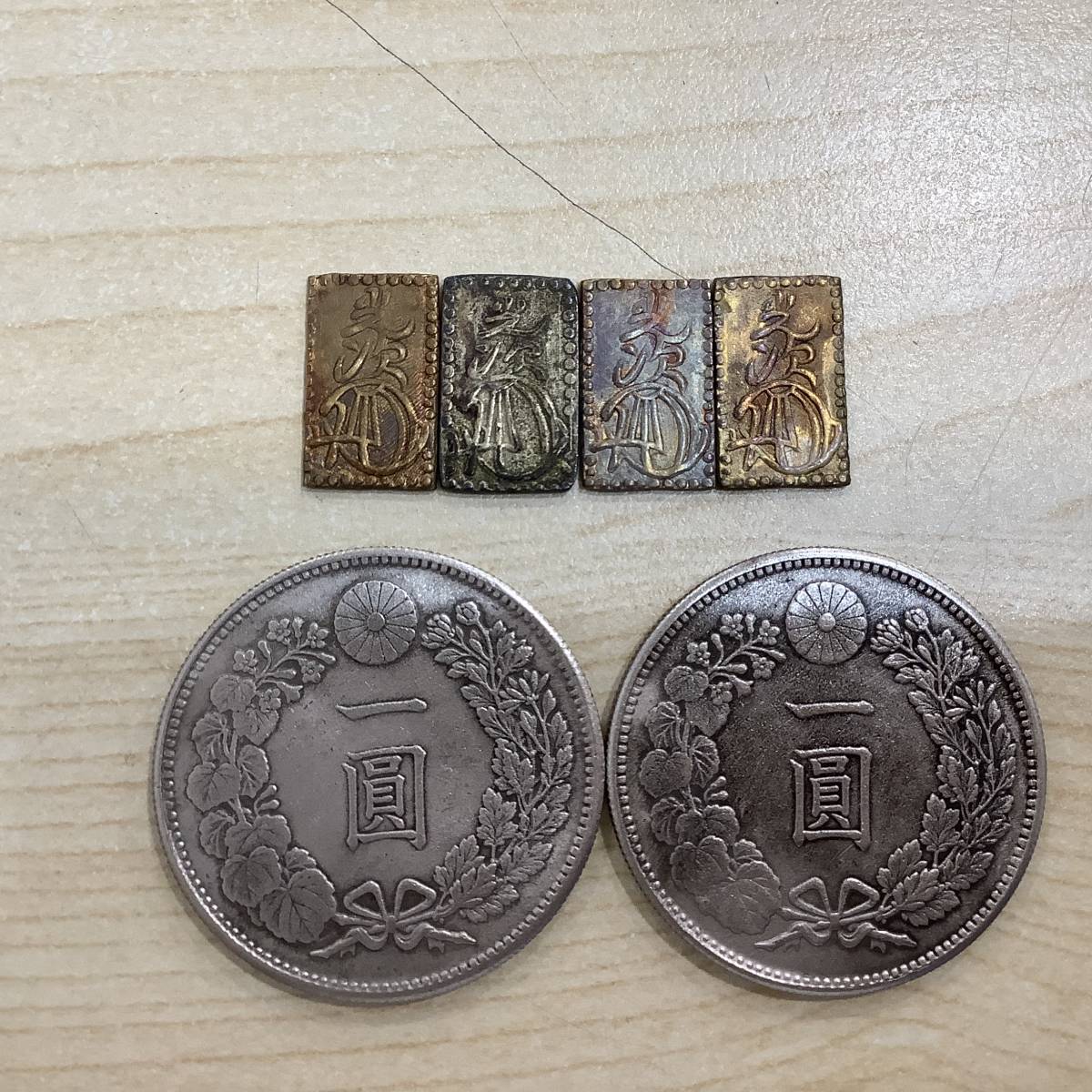 U7404 二朱判金 1円銀貨 2枚 4枚 まとめ レプリカ 参考品 日本古銭 在庫一掃 4枚