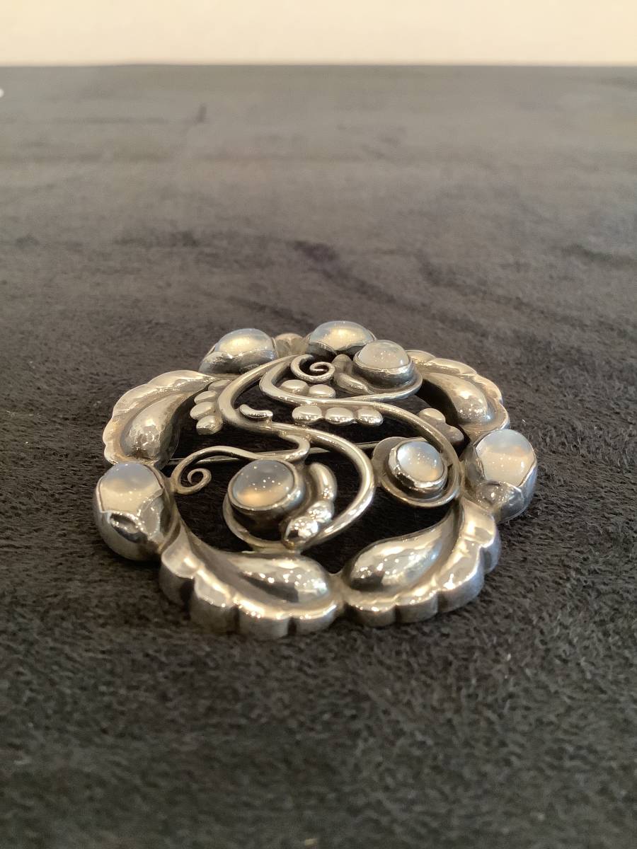 希少GEORG JENSEN ムーンストーン ブローチ デンマーク製 再再販! www