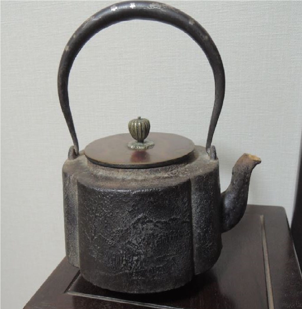 売り切れ必至! 松毬摘蓋 霰地紋 騒がしい 筒型鉄瓶 鉄瓶