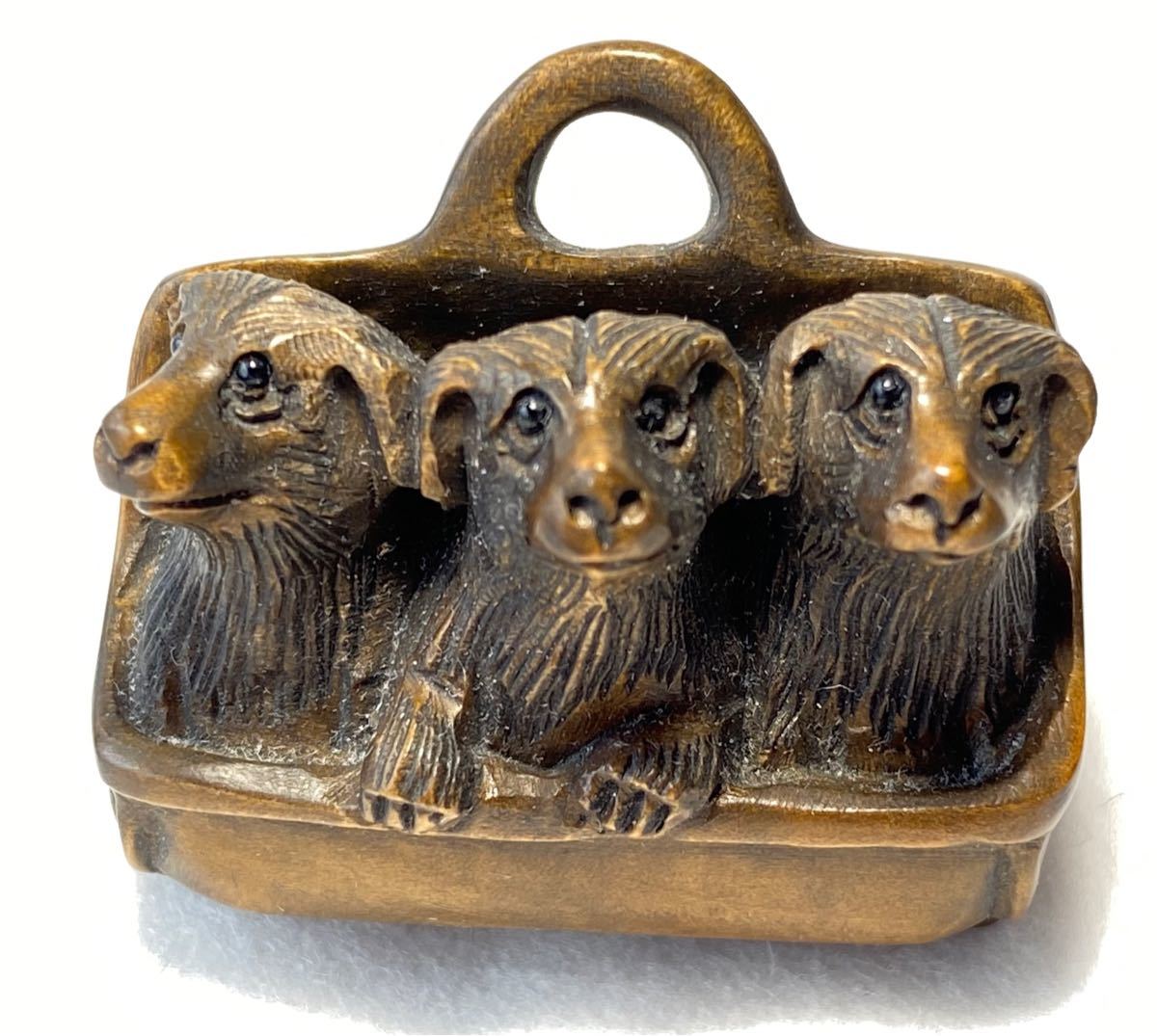 柘植材根付　三匹犬と宝箱　鑑賞用　縁起物　木製黄楊繊細彫刻